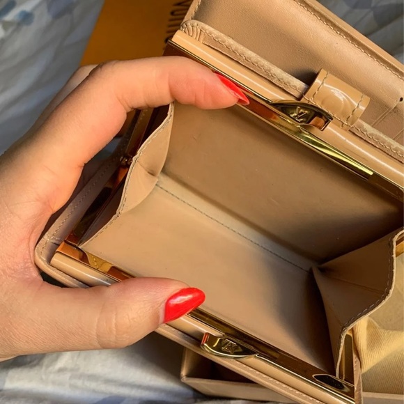 ❌SOLD❌Louis Vuitton vernis French wallet - Picture 10 of 12